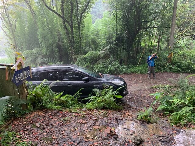 下抵登山口，取右往向天湖停車場