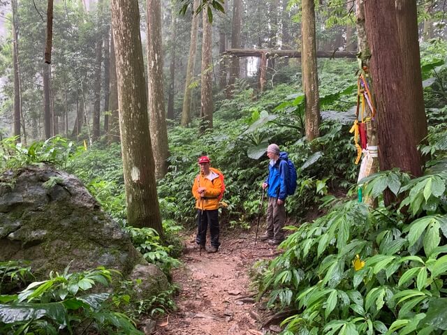 向天湖山叉路，右往三角湖山，取左下山