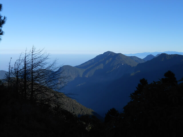 DSCN3895.JPG - 南投信義望鄉山、郡大山北峰、郡大山