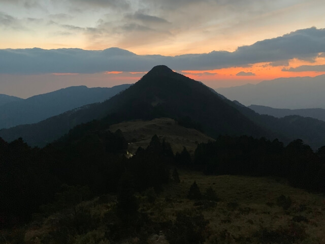 回望池有山，天空已經開始漸漸泛紅