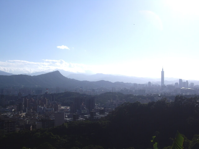 康樂山山頂 眺望東湖地區、南港山、台北101大樓