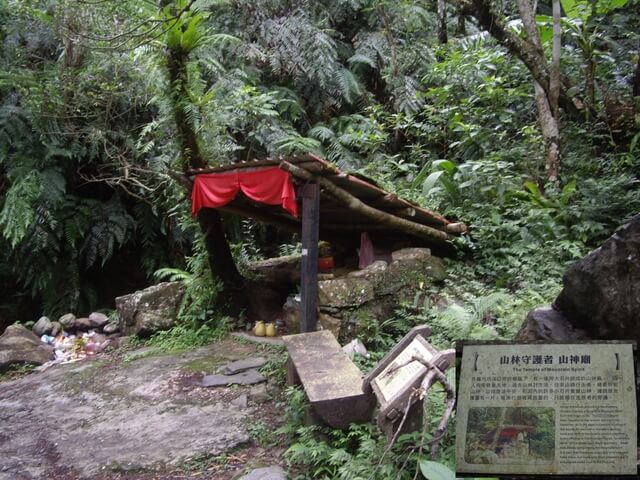 跑馬古道 山神廟，麻竹坑溪旁