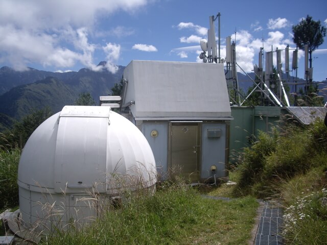 山頂氣象局設施及基地台，後方為玉山群峰
