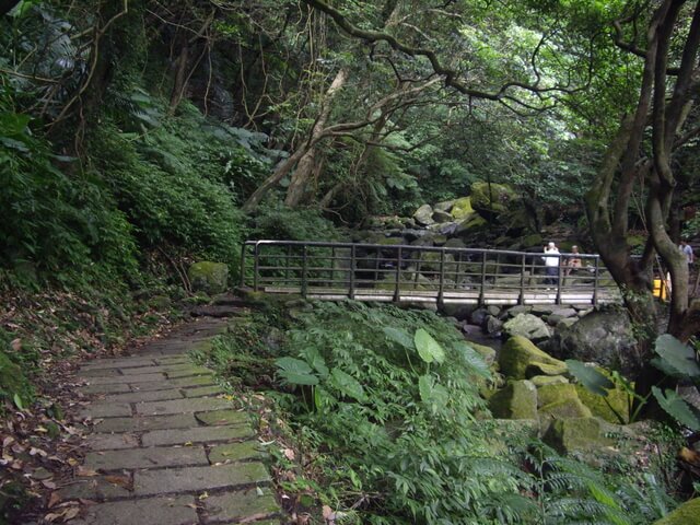 青山瀑布步道、尖山湖步道，順遊老梅石槽