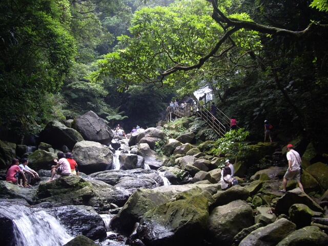 青山瀑布步道、尖山湖步道，順遊老梅石槽