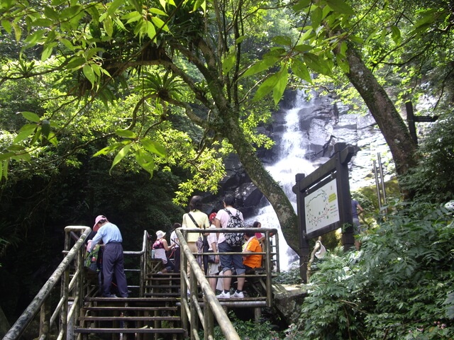 青山瀑布步道、尖山湖步道，順遊老梅石槽