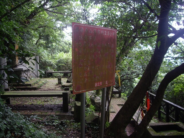 青山瀑布步道、尖山湖步道，順遊老梅石槽