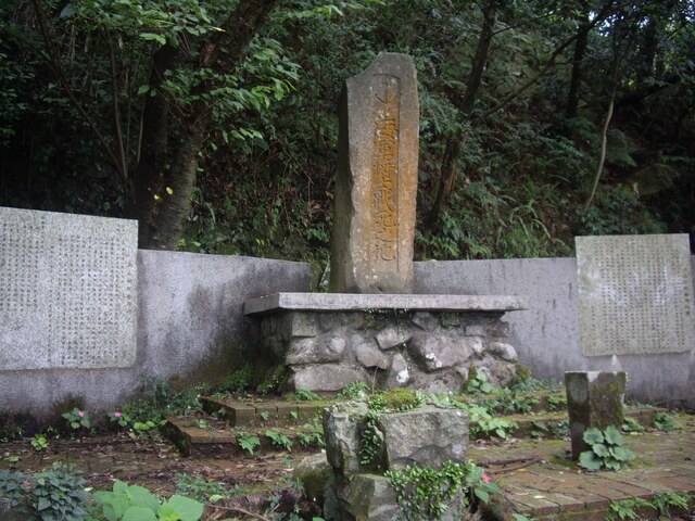 青山瀑布步道、尖山湖步道，順遊老梅石槽