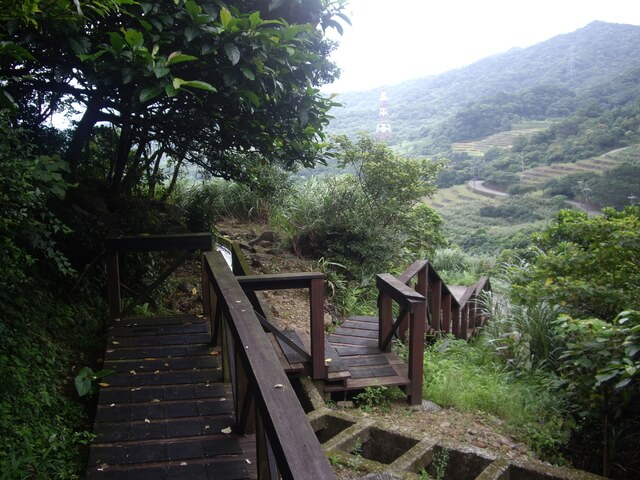 青山瀑布步道、尖山湖步道，順遊老梅石槽