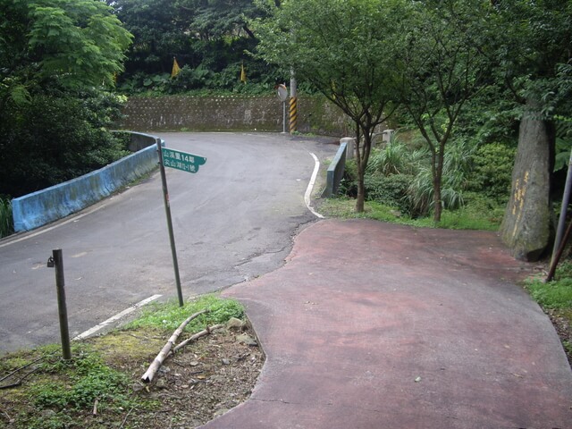 青山瀑布步道、尖山湖步道，順遊老梅石槽