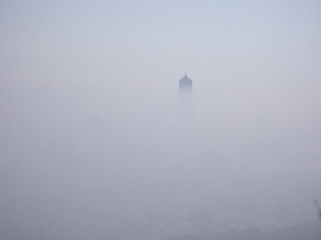 濃霧中的85大樓