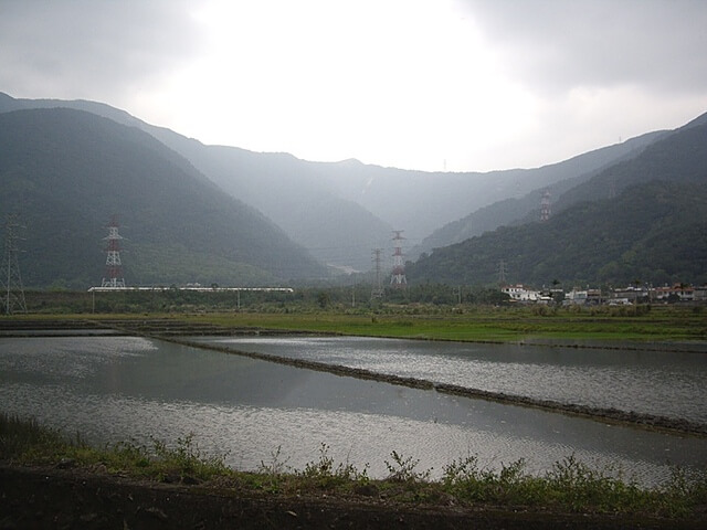 朝陽社區田園景觀與行駛中的火車