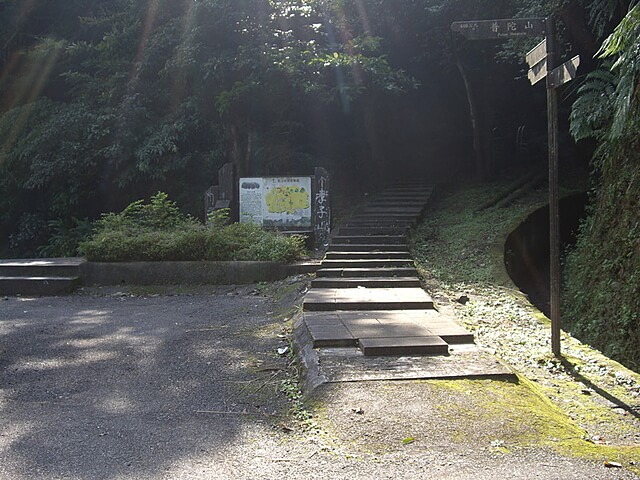 孝子山登山步道口