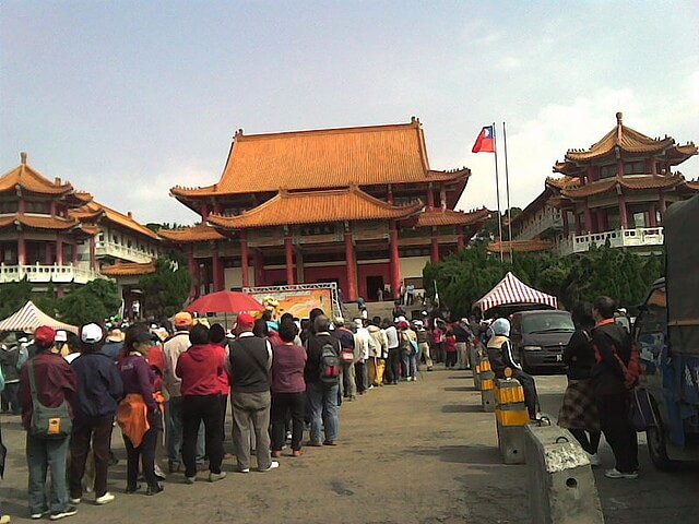 天德堂 排隊領毛巾及礦泉水 鳳崎落日觀景步道