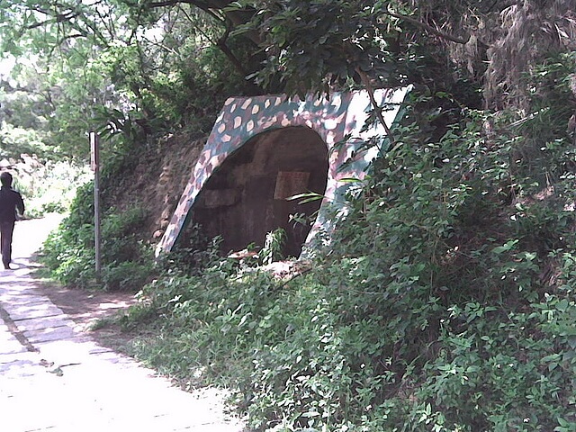 鳳崎落日觀景步道 戰備坑道