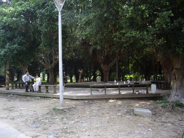 萬里長城健康步道 登山口右方榕樹公園