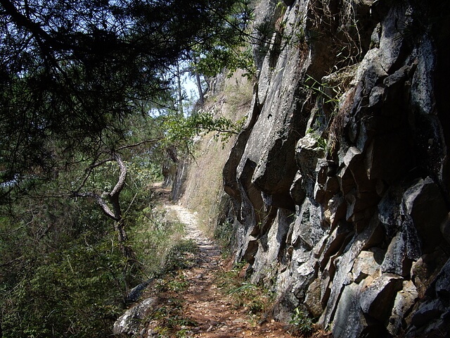 東卯山 大岩壁