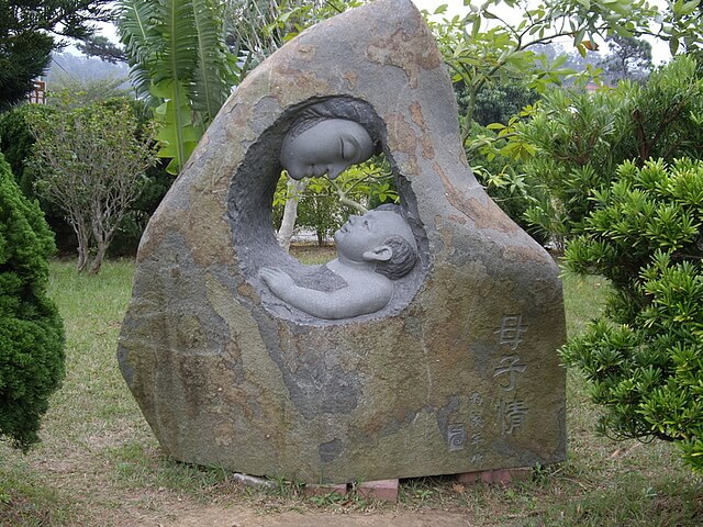 天恩彌勒佛院旁公園石雕