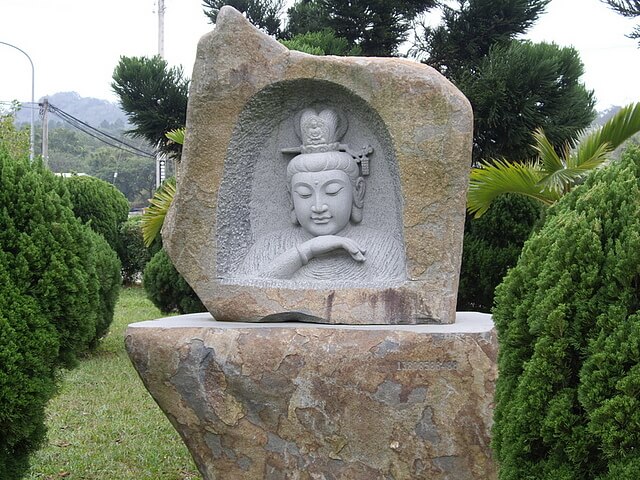 天恩彌勒佛院旁公園石雕